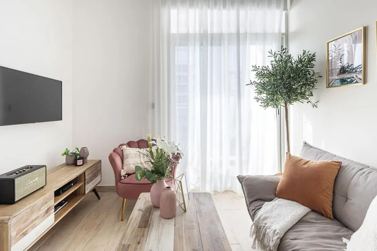 Frank Porter - Studio One Apartment Dubai