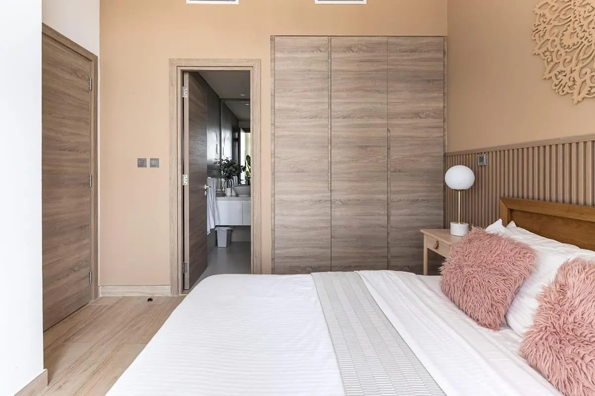 Frank Porter - Studio One Apartment Dubai